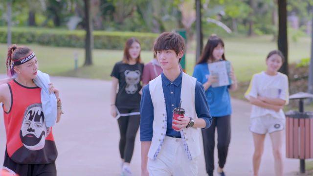 《青你2》户外秀,虞书欣穿着“泡脚盆”,赵小棠可爱度爆表